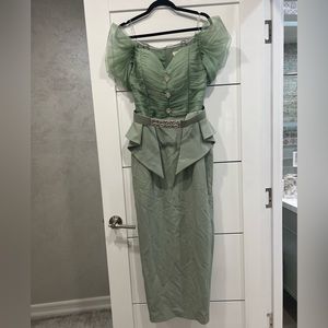 Looks brand new just need a iron